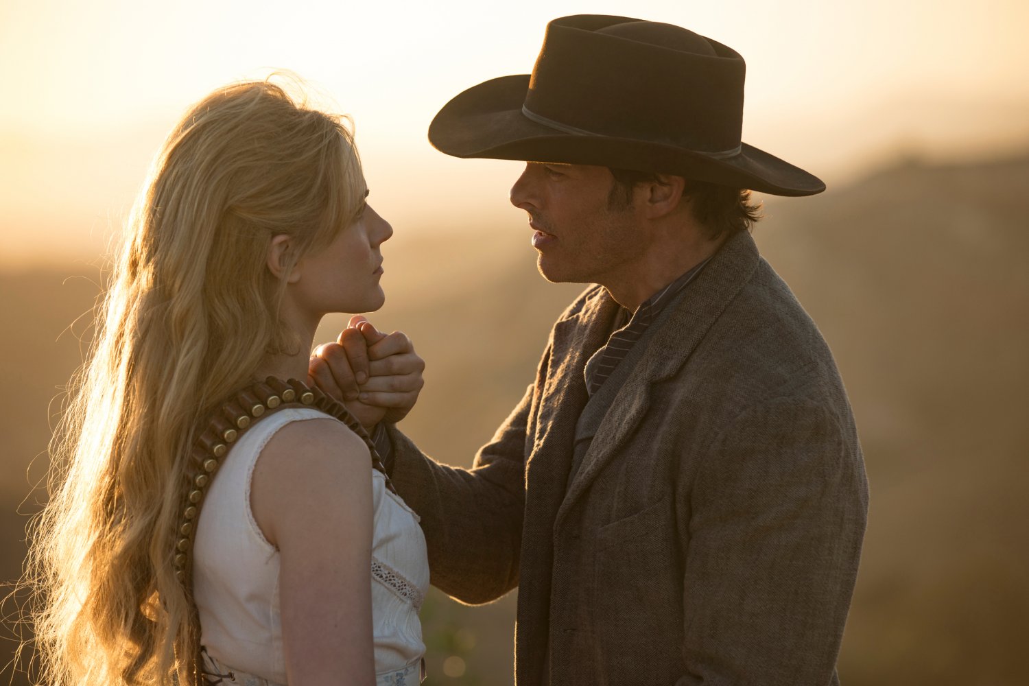 James Marsden w serialu "Westworld" wciela się w postać kowboja Teddy'ego Flooda. Towarzyszy mu Dolores Abernathy grana przez Evan Rachel Wood