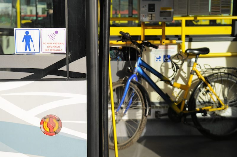 Przewożenie rowerów autobusami wciąż wywołuje kontrowersje. Kierowca może wyprosić pasażera z jednośladem.
