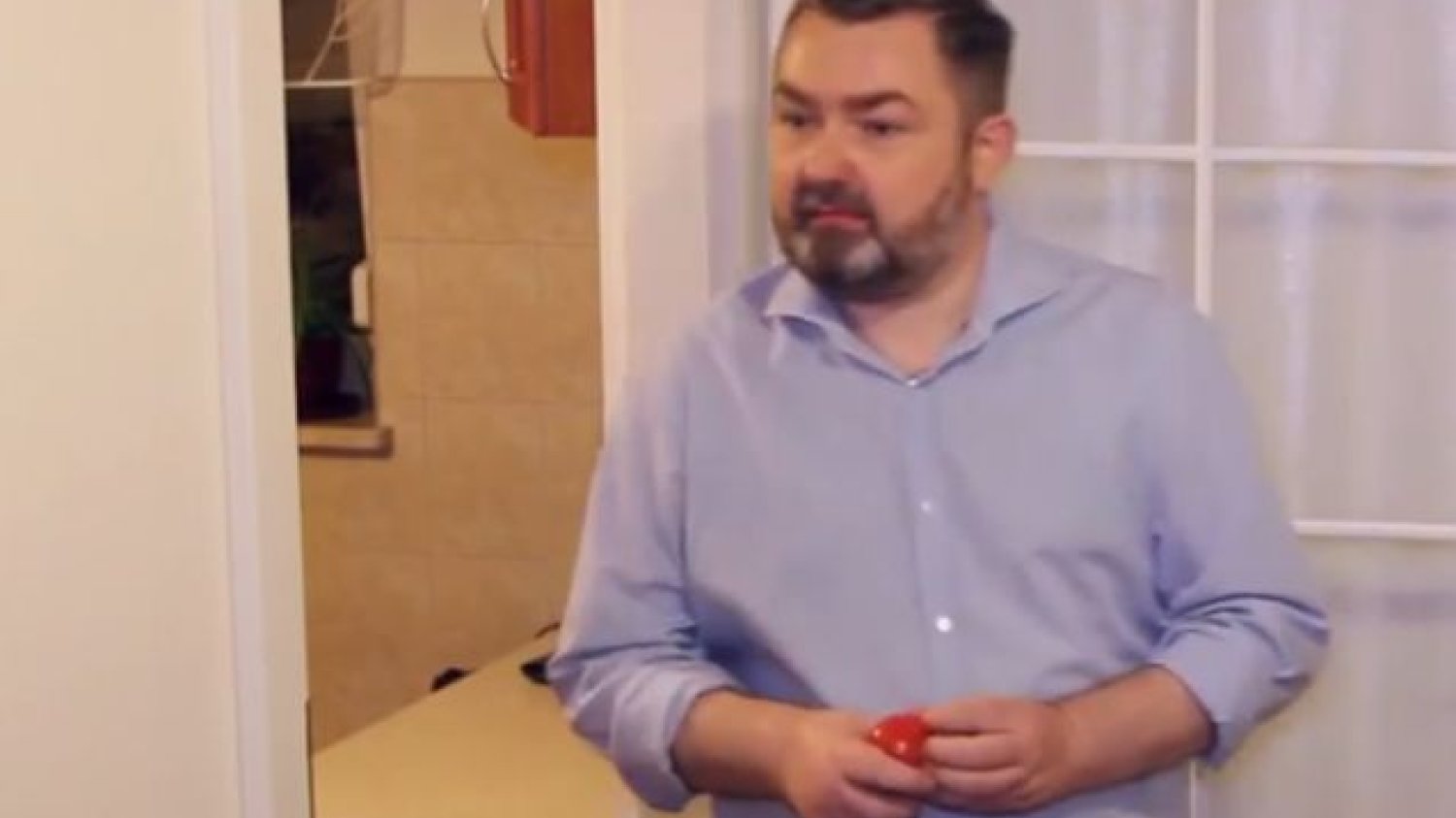 Karol Karski nie zwalnia. Znów zadziwia swoim spotem.