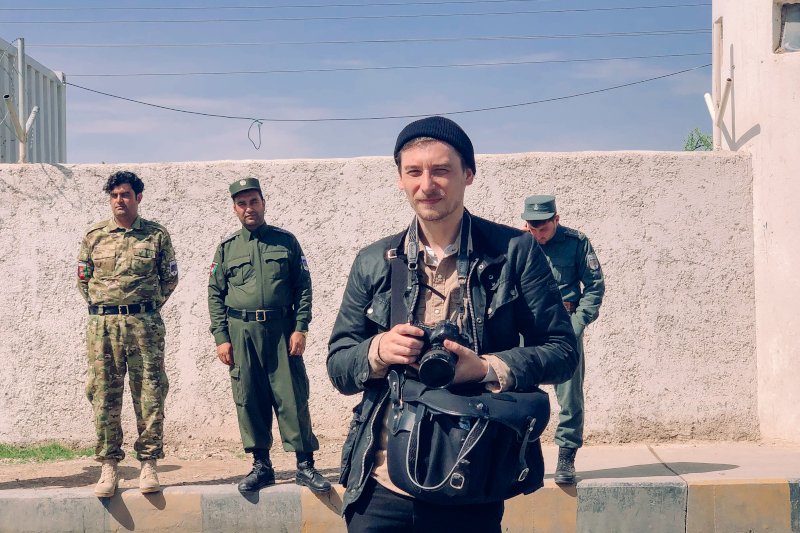 Maciej Stanik poleciał do Afganistanu zrealizować dwa tematy. Jeden z nich dotyczył uzależnienia od heroiny.