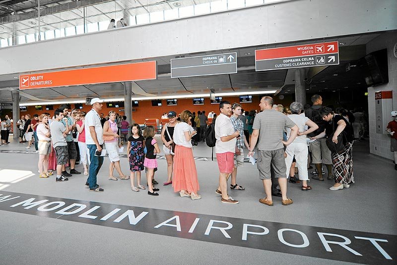 Lotnisko w Modlinie częściowo zamknięte. Uszkodzony jest pas startowy, a loty został przekierowane do innych miast
