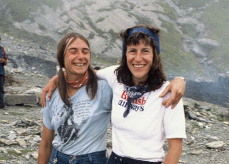 Alison Chadwick-Onyszkiewicz (po prawej stronie) wraz z  Liz Klobusicky-Mailaender w jednym z obozów podczas wyprawy na Annapurnę.