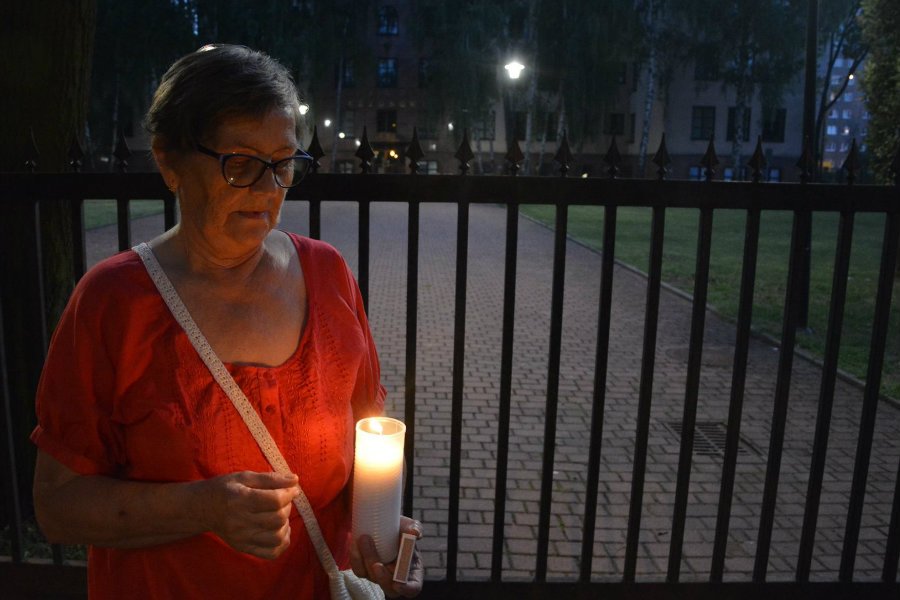 70-letnia Dorota Jankowska samotnie protestowała przeciwko pisowskim zmianom w sądownictwie.