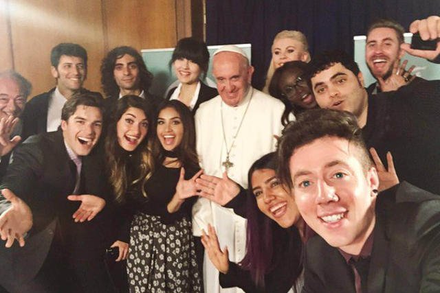 Papież Franciszek podczas spotkania z youtuberami.