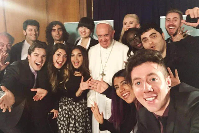Papież Franciszek podczas spotkania z youtuberami.