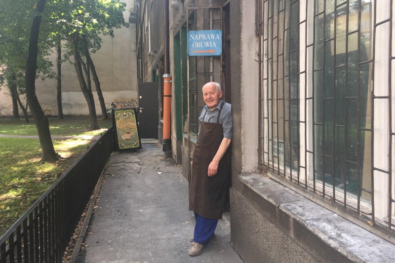 Pan Adam od 40 lat jest szewcem, w ostatnich latach ma kłopoty finansowe. Pracuje w Warszawie przy ulicy Śniadeckich 1/15.