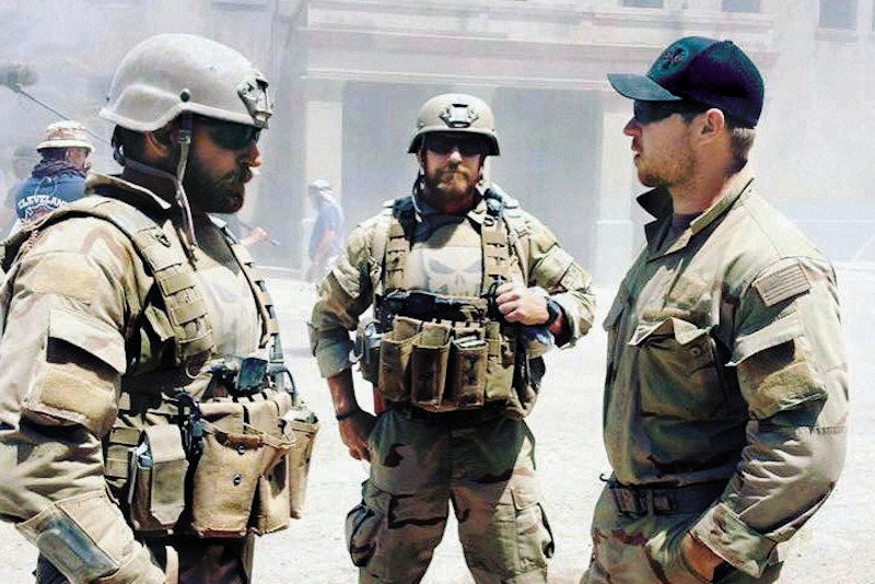 Kevin Lacz (po prawej) na planie filmu "Snajper". Po lewej - odtwórca głównej roli, Bradley Cooper.