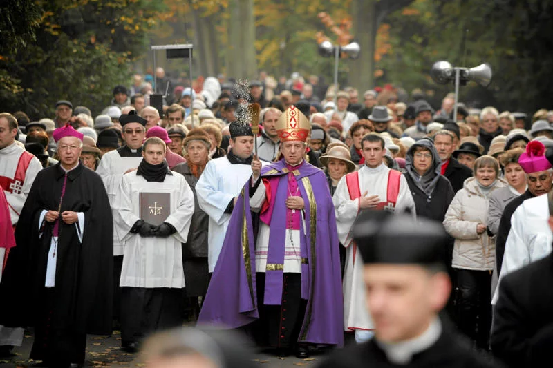 Obecność na procesji obowiązkowa.