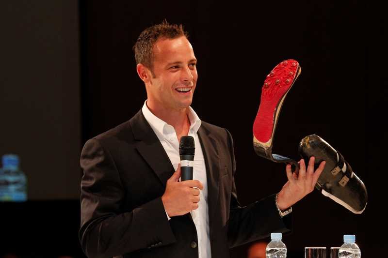 Oscar Pistorius biegacz bez nóg dumnie prezentuje swoją protezę.