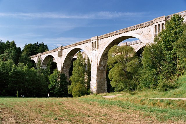 Mosty w Stańczykach – dawne mosty kolejowe nad rzeką Błędzianką przy miejscowości Stańczyki na Suwalszczyźnie. Architekturą nawiązują do rzymskich akweduktów. Do niedawna służyły miłośnikom skoków na bungee.