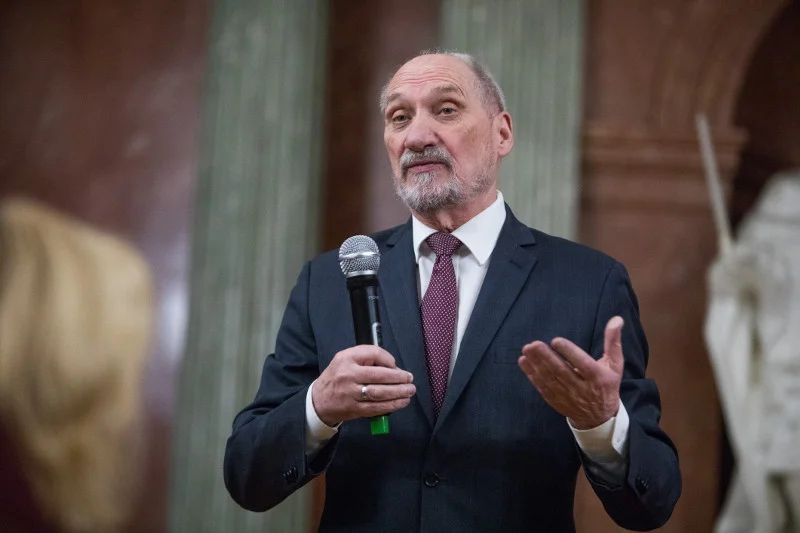 Antoni Macierewicz zaatakował Roberta Biedronia.