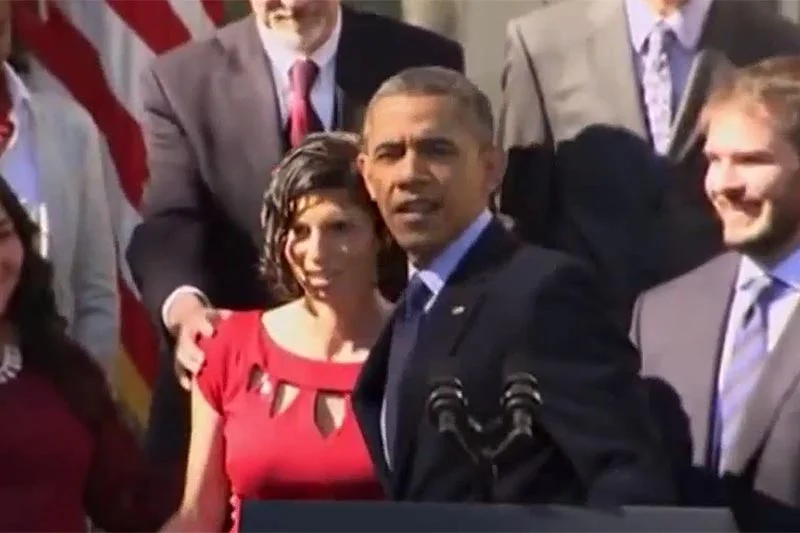 Barack Obama dokładnie wiedział, kiedy się odwrócić, by złapać mdlejącą ciężarna?