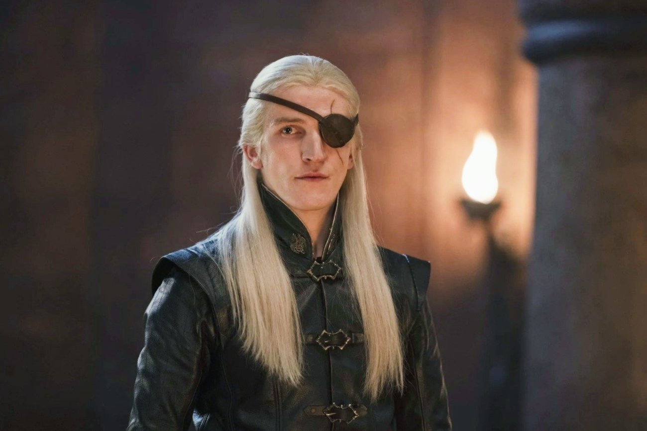 Fani wściekli na zmianę w wątku Aemonda Targaryena w finale serialu "Ród smoka".