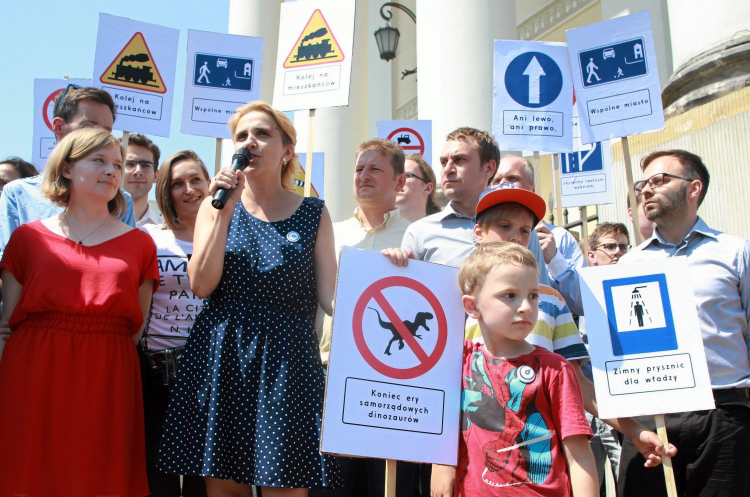 Członkowie Porozumienia Ruchów Miejskich twierdzą, że samorządy cierpią na upartyjnienie. Na zdjęciu happening PRM pod warszawskim ratuszem.