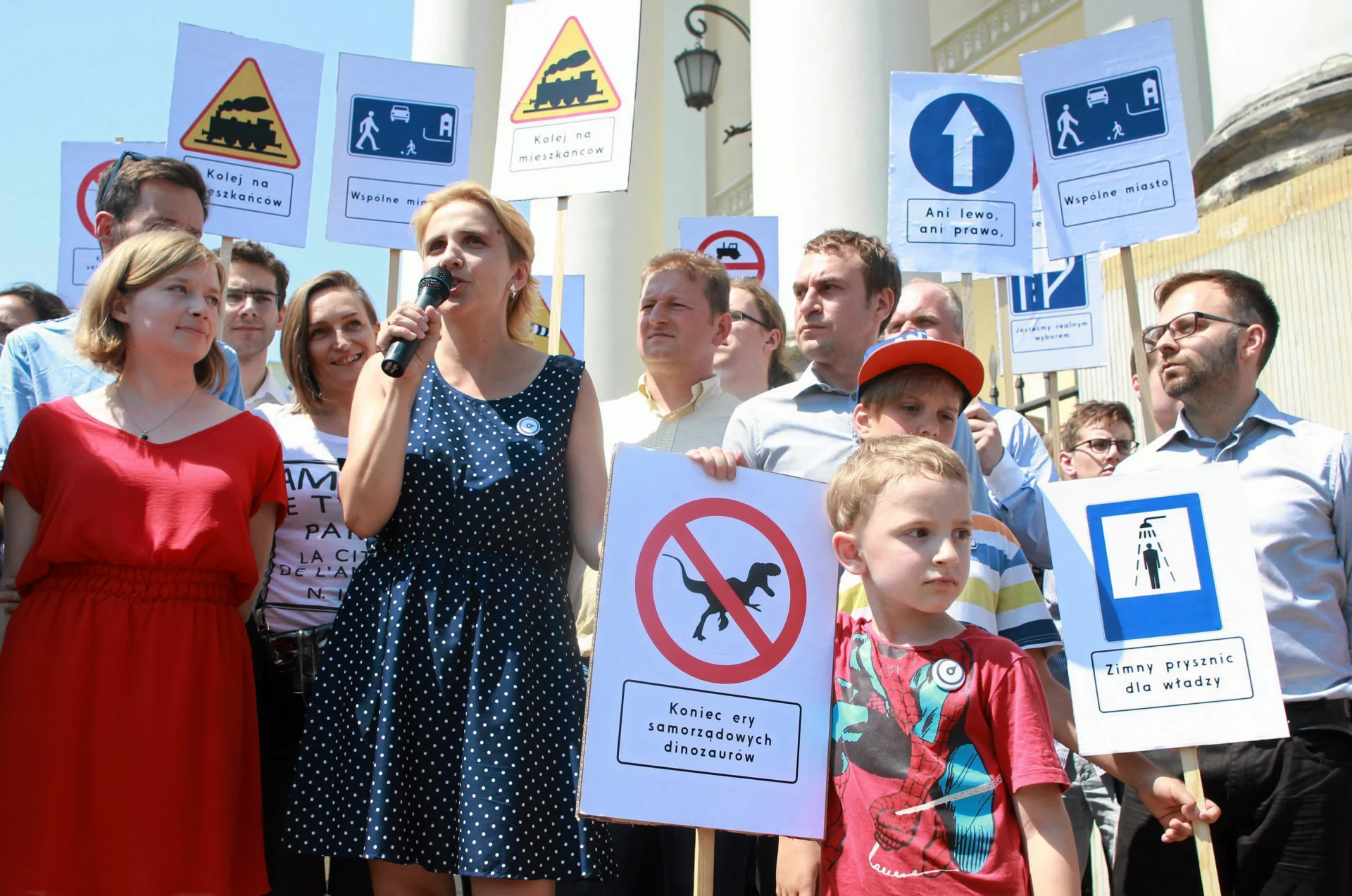 Członkowie Porozumienia Ruchów Miejskich twierdzą, że samorządy cierpią na upartyjnienie. Na zdjęciu happening PRM pod warszawskim ratuszem.