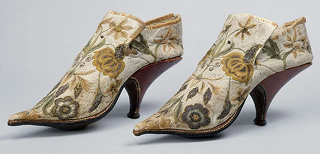 Francuskie buty z jedwabiu i skóry, 1690–1700.
