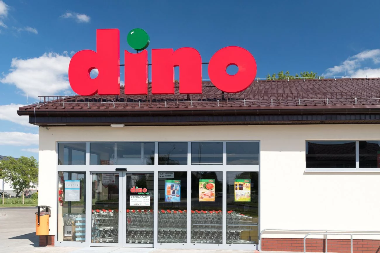 Polska sieć sklepów rośnie w siłę. Zawstydziła światowych gigantów w naszym kraju Sieć sklepów Dino dynamicznie się rozwija. Auchan i Carrefour ze spadkami