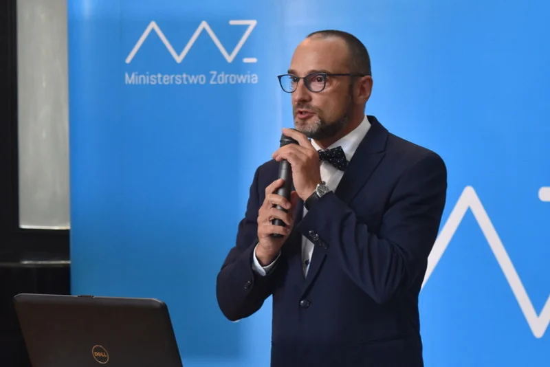Wsparcie krajowej produkcji leków wskazano jako jeden ze strategicznych celów "Polityki Lekowej Państwa 2018–2022". Na zdjęciu ówczesny wiceminister zdrowia Marcin Czech podczas prezentacji tego dokumentu