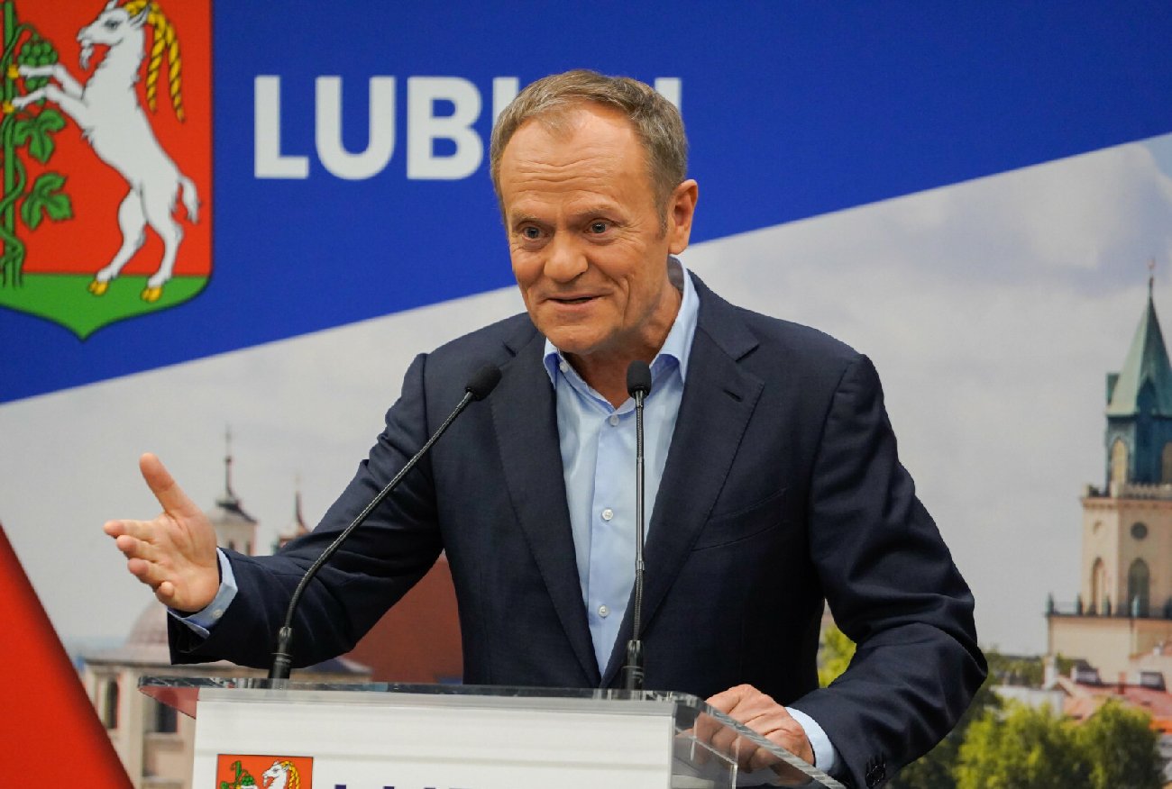 Sondaż. Opozycja w takich wariantach pokona Kaczyńskiego i PiS.