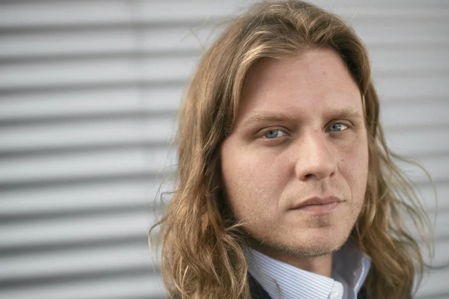 Piotr Woźniak-Starak wypadł z motorówki w nocy z soboty na niedzielę. Wciąż trwają poszukiwania producenta filmowego na jeziorze Kisajno.
