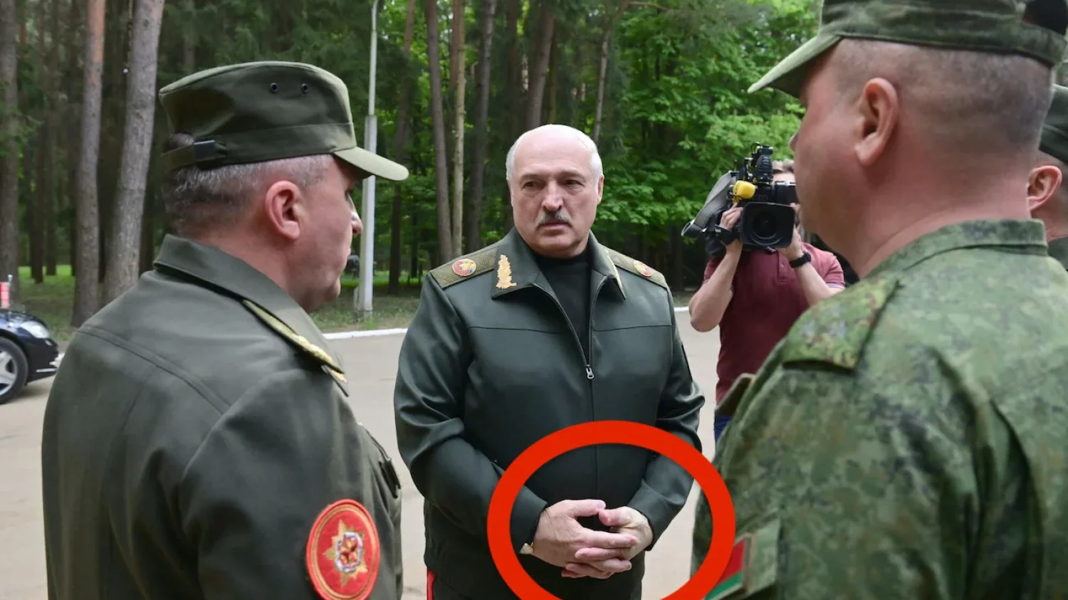 Alaksandr Łukaszenka w końcu pokazał się publicznie, ale jeden szczegół tylko podsyci domysły o tym, co dzieje się z dyktatorem.