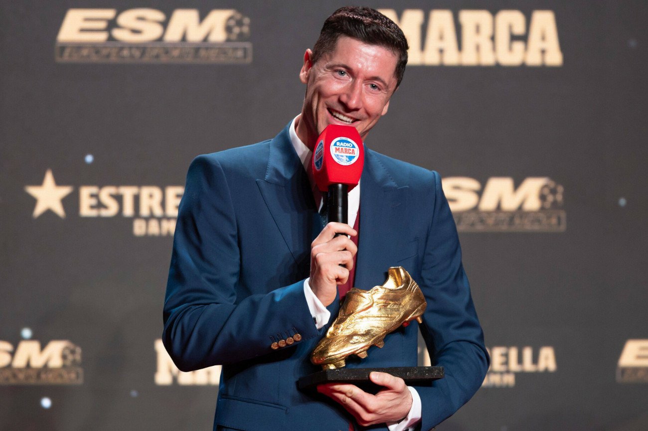 Robert Lewandowski w trakcie przemowy w języku hiszpańskim. Polak obiecał, że niedługo będzie lepiej.