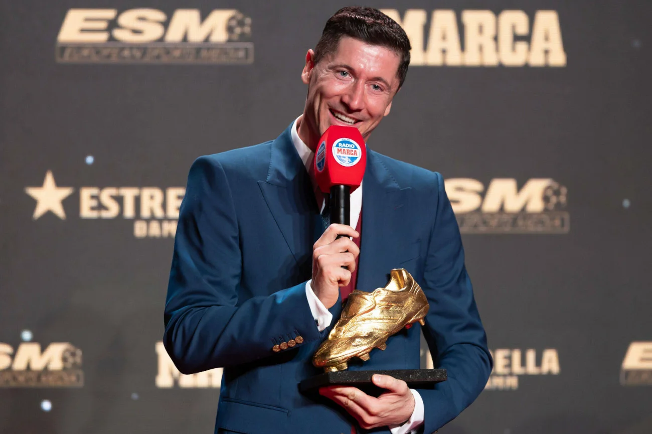 Robert Lewandowski w trakcie przemowy w języku hiszpańskim. Polak obiecał, że niedługo będzie lepiej.