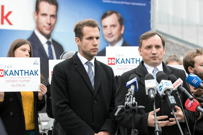 Jan Kanthak i Zbigniew Ziobro prokurator podczas konferencji prasowej.