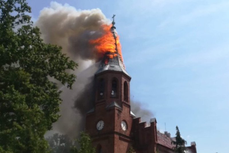 Płonie zabytkowy kościół w Lutolu Suchym.