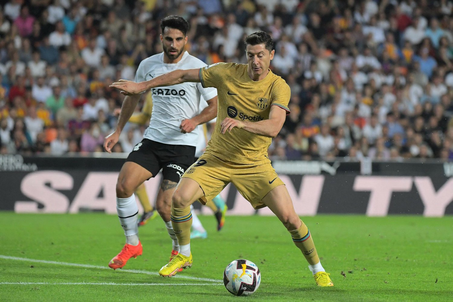 Lewandowski, Lewandowski, Lewandowski. Polak znów uratował skórę Barcelonie