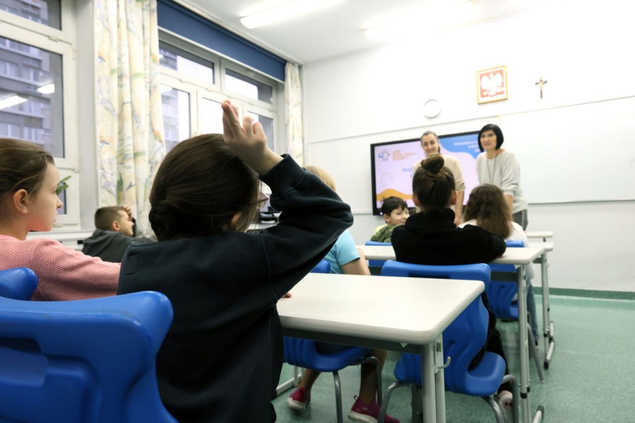 Czy w szkołach powinno się zakazać korzystania z telefonów? "Zagrożenia przewyższają korzyści"