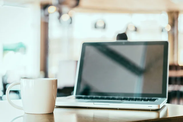 Zasłaniaj kamerę w laptopie, nie daj się podglądać - radzi szef FBI.