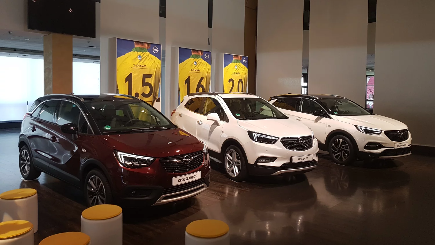 Trzech ostrych zawodników zaprezentowanych na stadionie w Maints: Mokka X, Crossland X i Grandland X.