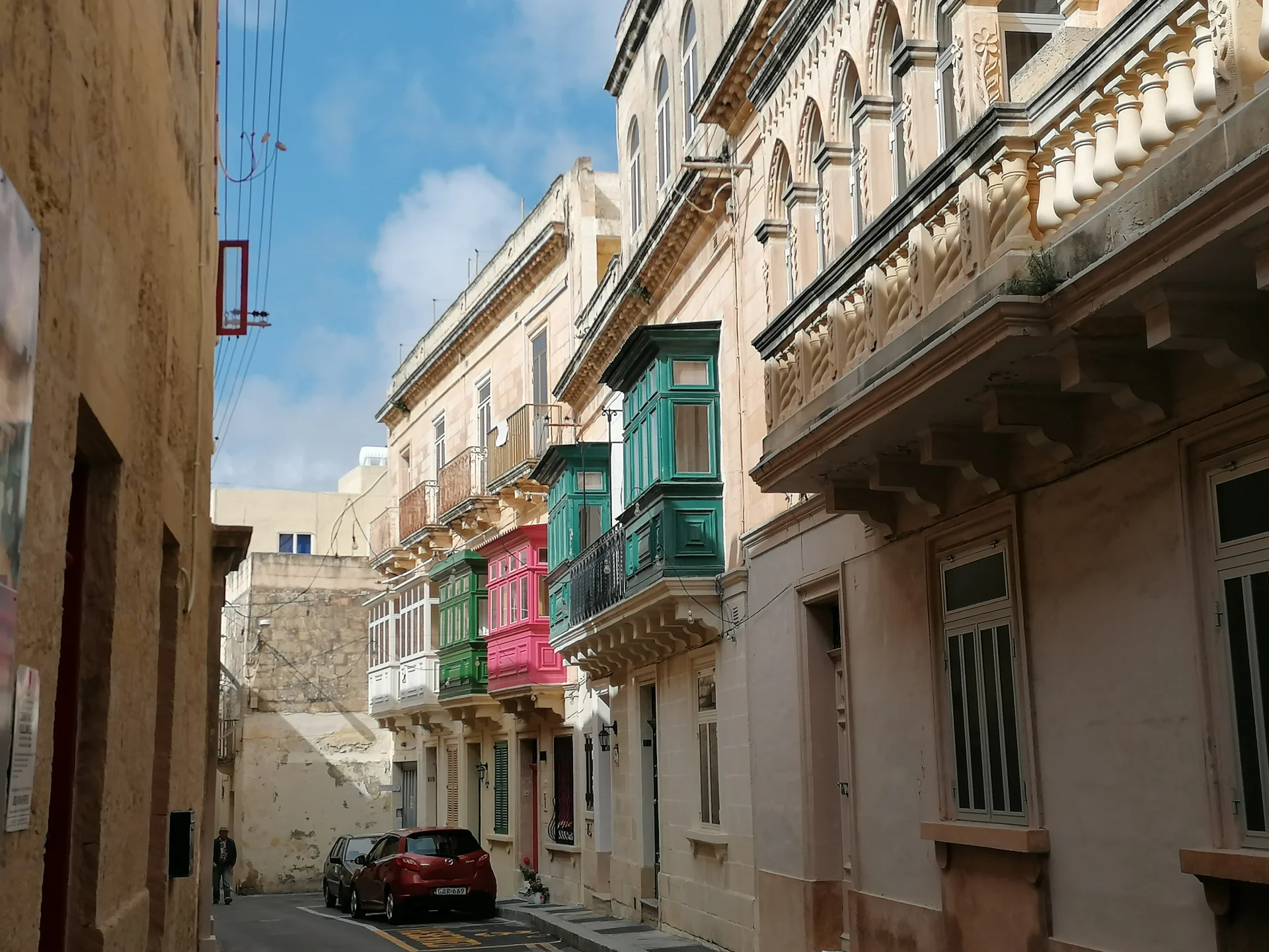 Malta zachwyca kolorowymi okiennicami i drzwiami.