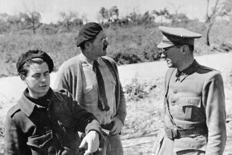 W głosowaniu na najlepszą książkę zwyciężyła powieść "Komu bije dzwon" napisana przez Ernesta Hemingway'a (na zdjęciu: w środku). Akcja utworu rozgrywa się w czasach hiszpańskiej wojny domowej i opowiada losy oddziału walczącego po stronie Republikanów