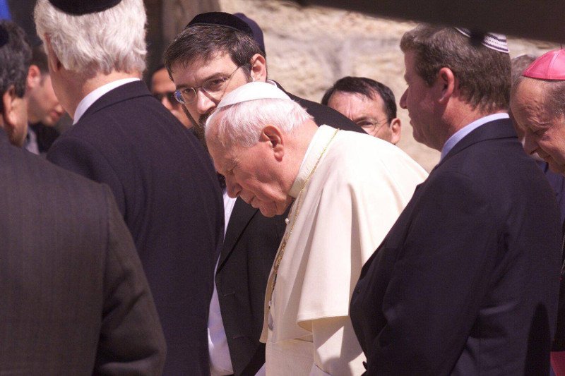 Papież Jan Paweł II pod Ścianą Płaczu.