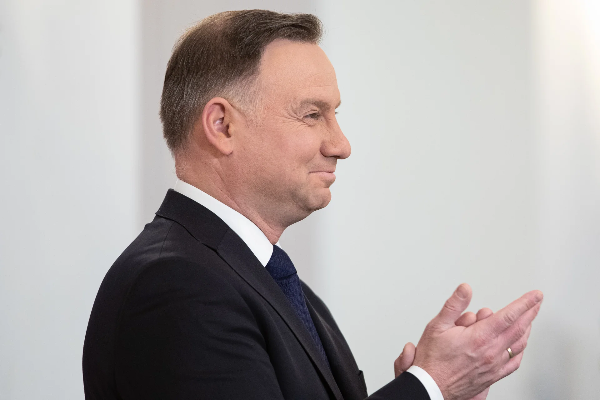 Kadencja Andrzeja Dudy może zostać przedłużona o 2 lata poprzez zmianę Konstytucji. PiS ma nowy pomysł związany z patem wokół wyborów prezydenckich. Kadencja Andrzeja Dudy miałaby zostać przedłużona o 2 lata. Po tym czasie prezydent nie mógłby już ubiegać się o reelekcję.