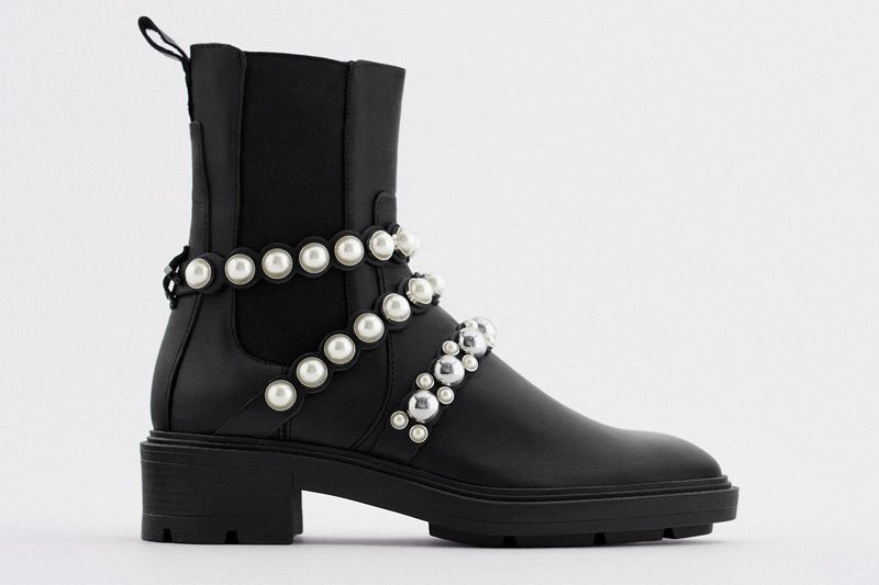 Skórzane botki z czarnymi perłami podkręcą każdą stylizację. Teraz są do kupienia za jedyne 99,90zł.