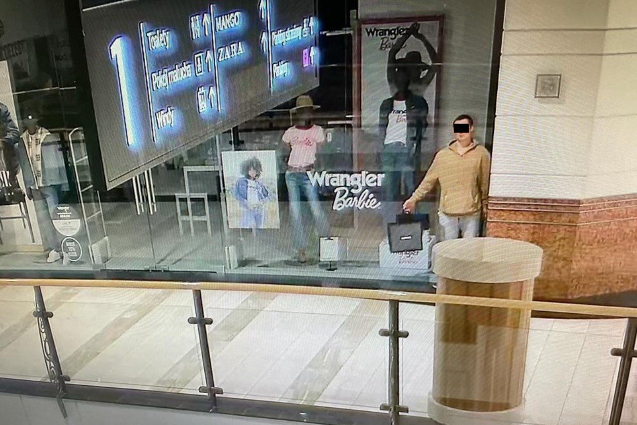 Złodziej udawał manekina na wystawie sklepowej