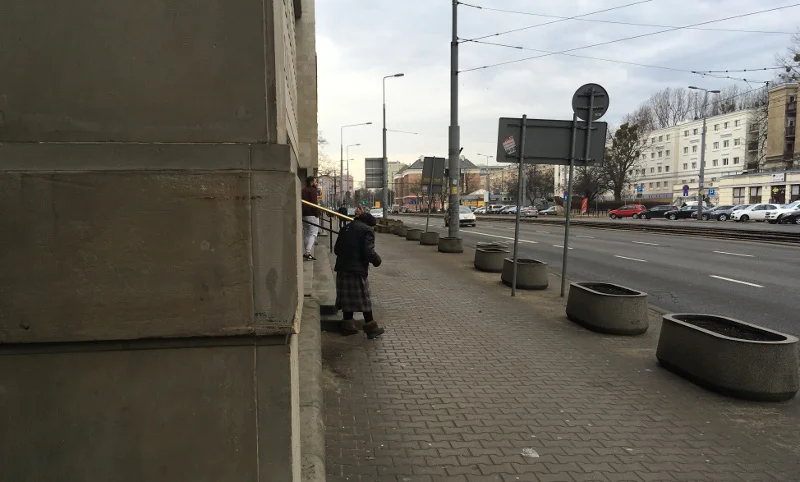 Pani Maria ma 83 lata i od 12 lat roznosi ulotki.