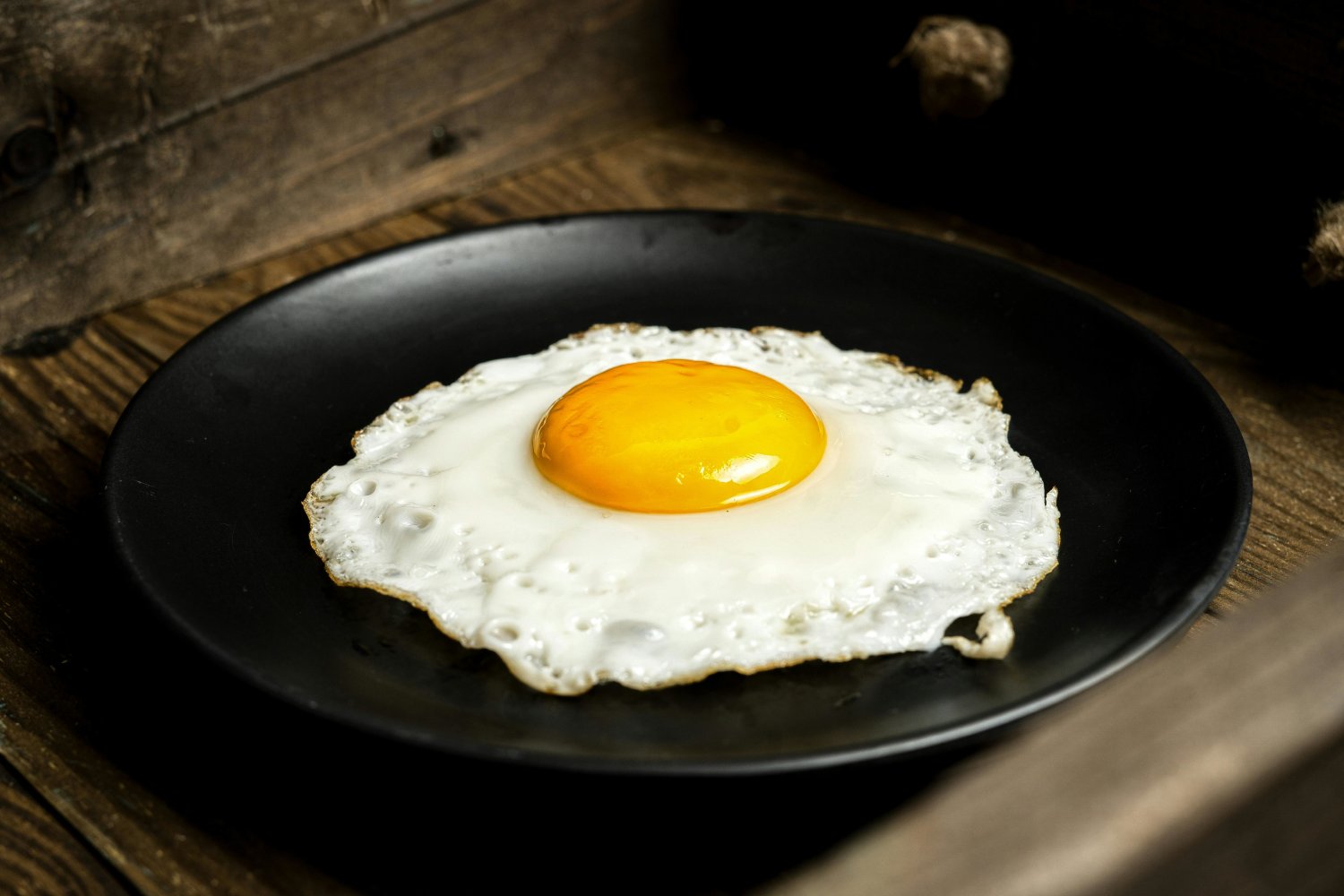 Jak zrobić jajko sadzone bez smażenia? Zamiast patelni użyjmy mikrofalówki Przepis na jako sadzone. Zamiast patelni użyjmy mikrofali