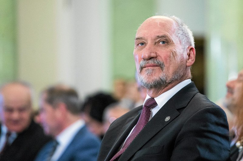 Jak będą wyglądać kolumny niepodległości? O tym zdecyduje minister Antoni Macierewicz, który rozpisał konkurs.