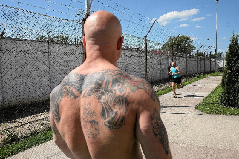 Więźniowie listy piszą... I skarżą się. "Funkcjonariusz nie uprzątnął pola spacerowego z wody po opadach deszczu"