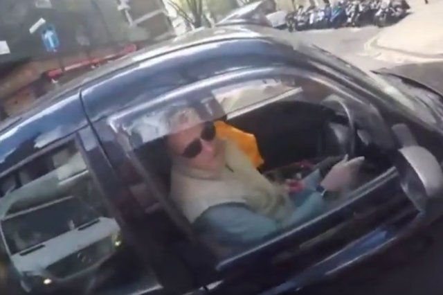 Londyńskiego taksówkarza wyprowadził z równowagi rowerzysta, który zwrócił mu uwagę, że jedzie po pasie dla rowerów.