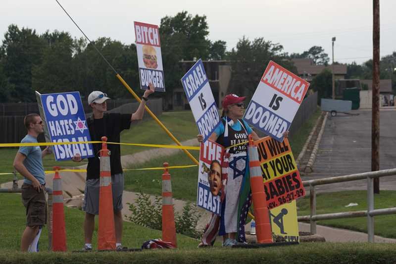 Przedstawiciele Baptystów Westboro chcą chwalić Boga za wydarzenia w Newtown.
