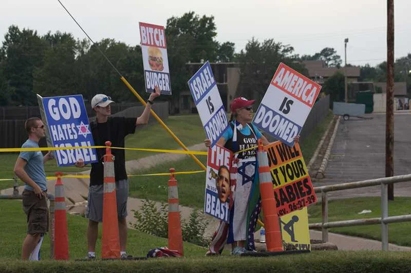Przedstawiciele Baptystów Westboro chcą chwalić Boga za wydarzenia w Newtown.