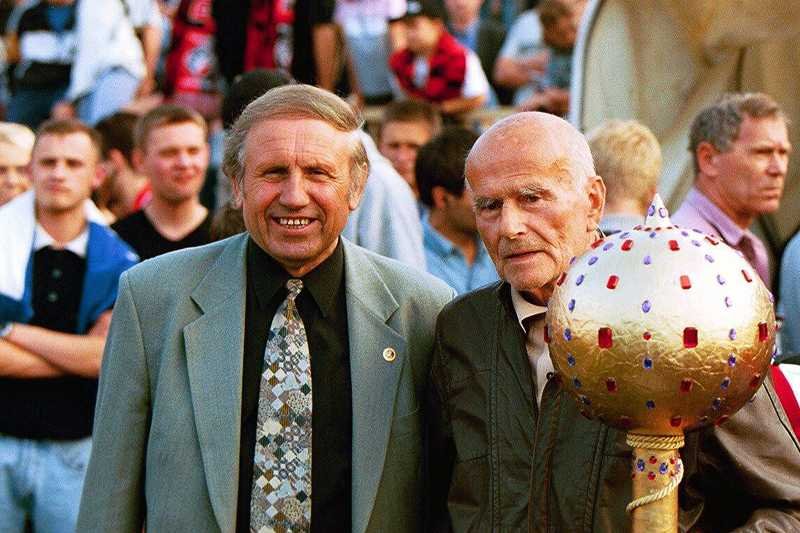 Jerzy Piekarzewski (z lewej) w polskiej piłce siedzi od lat.