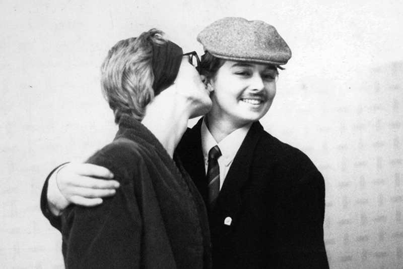 Transseksualny chłopak całuje transseksualną dziewczynę