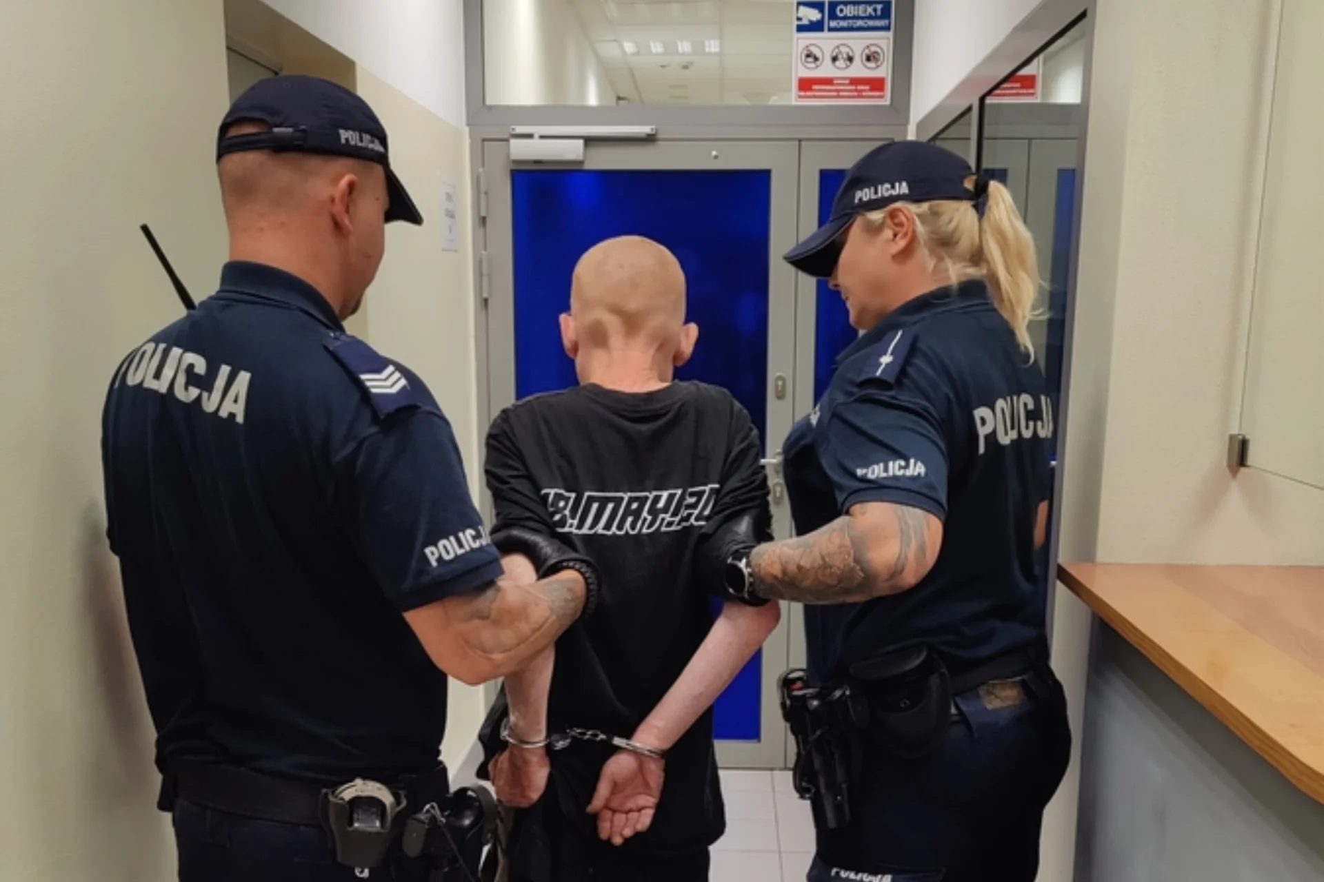 Mężczyzna chciał wepchnąć kobietę pod metro w Warszawie