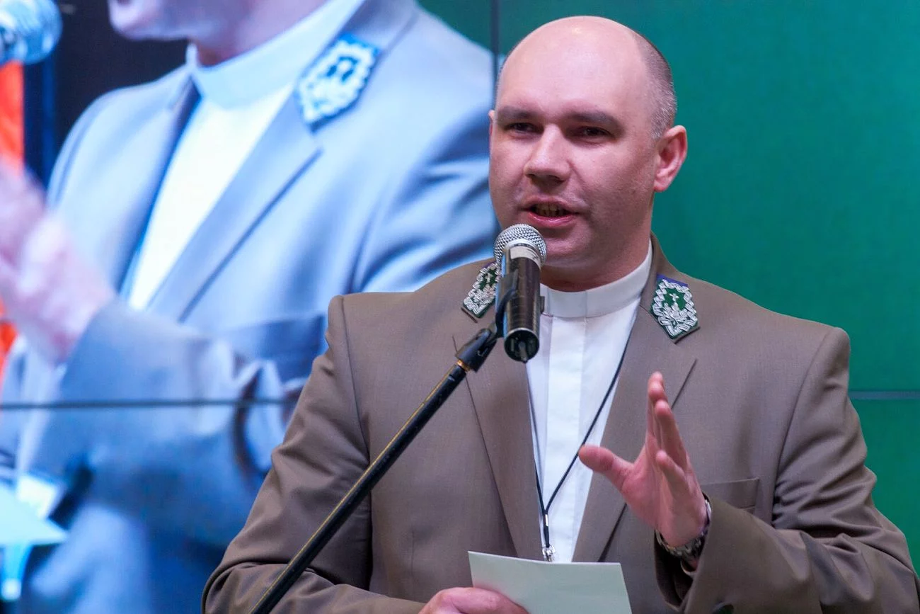 Ksiądz Tomasz Duszkiewicz to były kapelan Lasów Państwowych. Za swoją posługę dostawał za rządów PiS i Suwerennej Polski około 10 tysięcy złotych pensji. Ksiądz Tomasz Duszkiewicz to były kapelan Lasów Państwowych. Za swoją posługę dostawał za rządów PiS i Suwerennej Polski około 10 tysięcy złotych pensji.